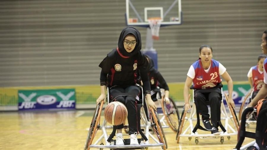 Nilofar practica baloncesto dos veces a la semana junto a su equipo en Afganistán