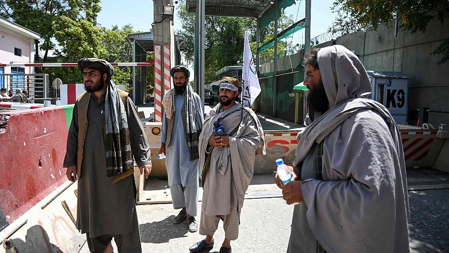 Combatientes talibanes montan guardia en una entrada de la zona verde de Kabul