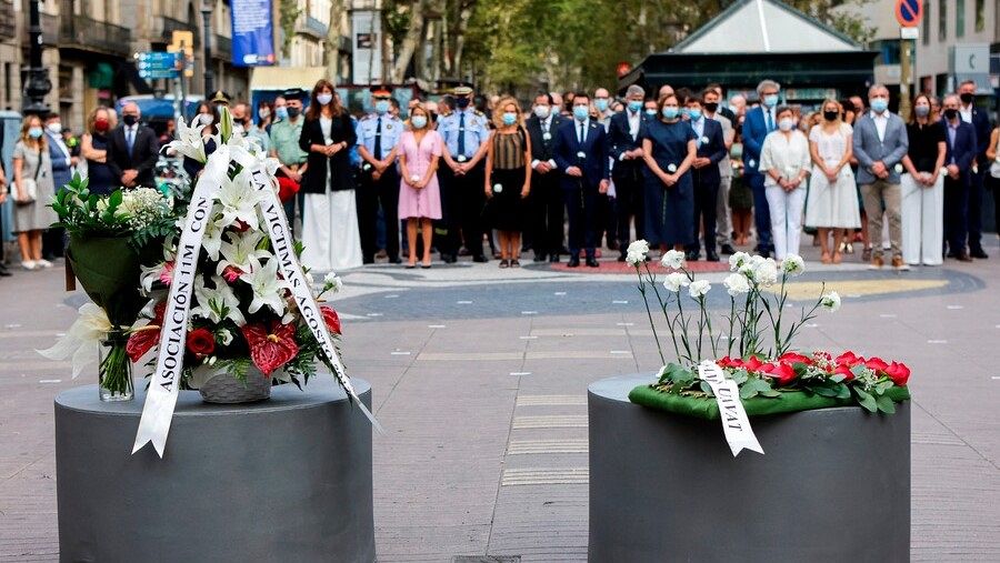 Imatge de l'ofrena de flors al pla de l'Os a la Rambla de Barcelona