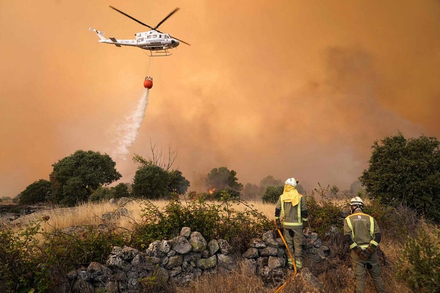 Un helicóptero descarga agua en Navalmoral de la Sierra, este lunes.