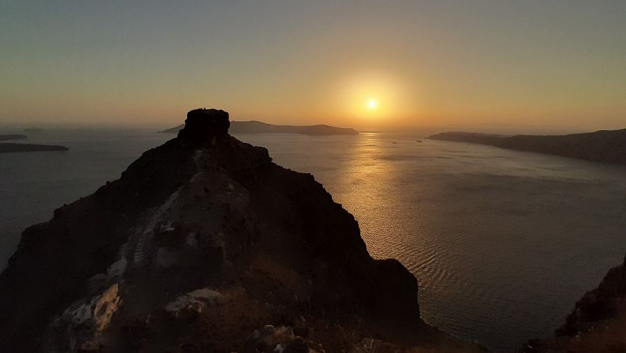 Puesta de sol enfrente de Skaros Rock