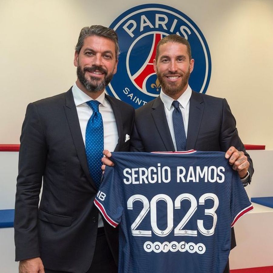 René Ramos al lado de Sergio Ramos en su fichaje por el París Saint Germain