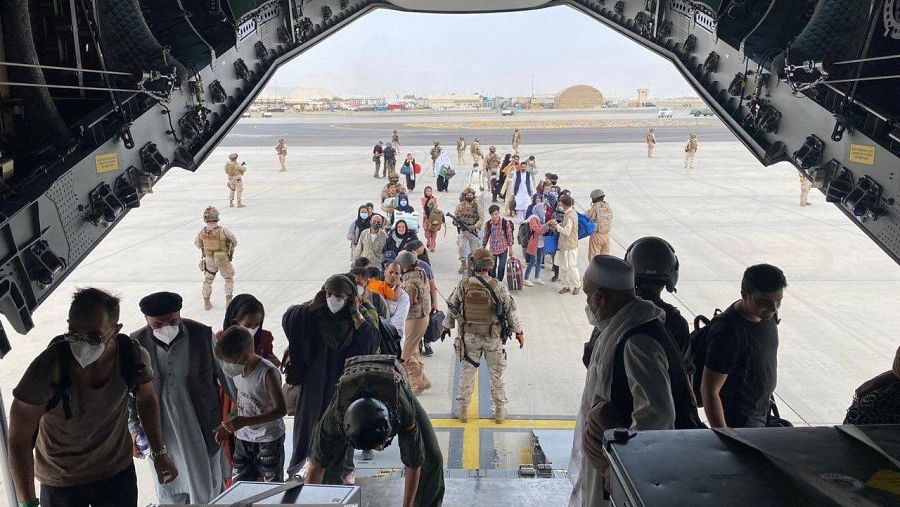El embarque en el primer A400 del EjEl embarque en el primer A400 del Ejército del Aire en el aeropuerto de Kabul