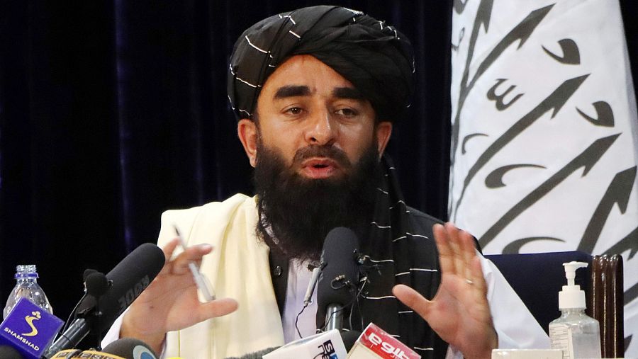 Zabihullah Mujahid durante la rueda de prensa en el Centro de Medios de Kabul