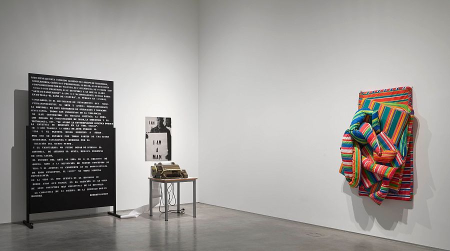 Obras de Roberto Jacoy (izquierda) y Marta Minujín (derecha)