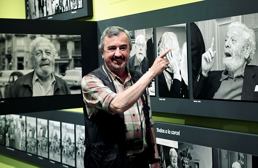 El Flaco junto a sus fotografías de Berlanga
