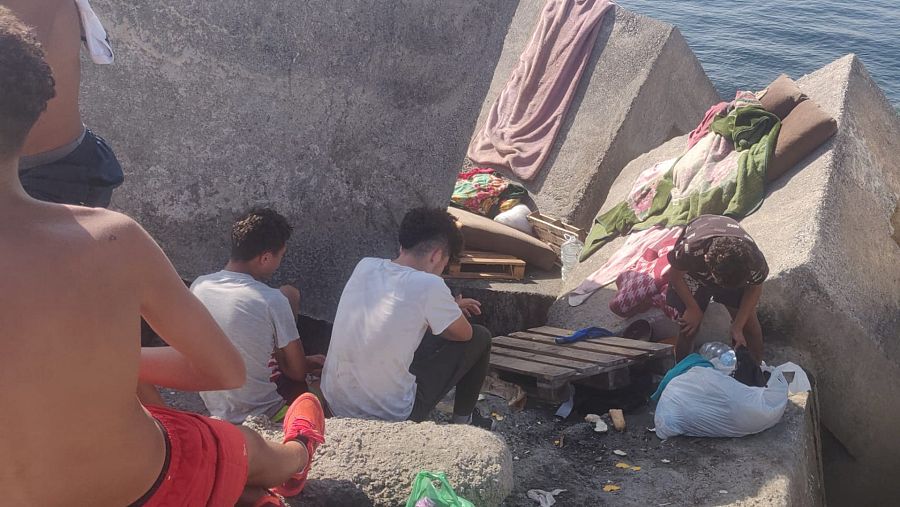 Menores junto al mar de Ceuta