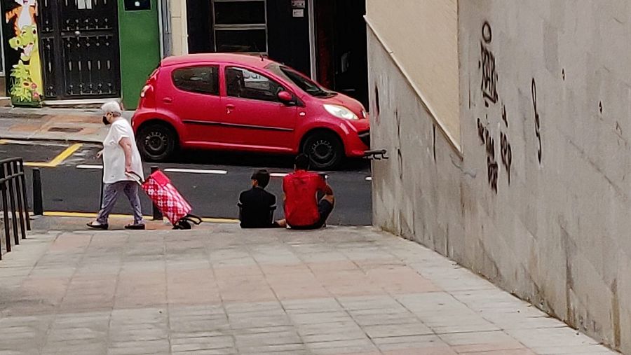 Menores sentados en las calle de Ceuta