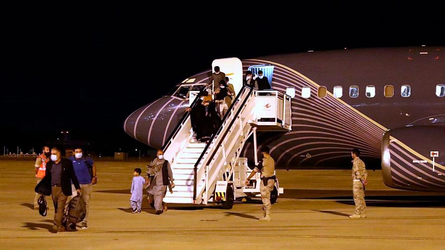 Imagen de los 36 afganos evacuados de su país que han llegado a España en un avión procedente de Roma que aterrizó en la Base Aérea de Torrejón de Ardoz (Madrid) para ser distribuidos entre distintos países europeos. EFE/MONCLOA