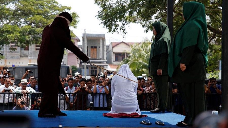 Una mujer es azotada en público, este lunes, acusada de mantener relaciones sexuales sin estar casada en Banda Aceh (Indonesia)