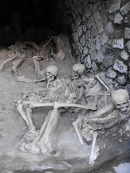 Esqueletos hallados en la ciudad roamana de Herculano