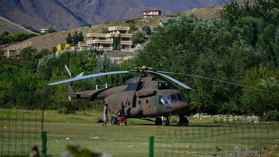 Un helcóptero del Ejército afgano en el valle del Panshir, el pasado 16 de agosto. Ahmad SAHEL ARMAN / AFP