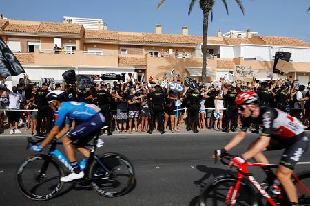 Residentes de La Manga, de negro y con pancartas de 