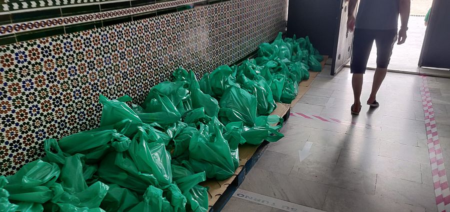 Bolsas de comida preparadas por la ONG Luna Blanca, en Ceuta.