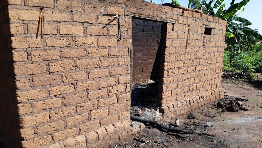 Casa incendiada por hombres armados en Beltounou, cerca de la frontera con Chad.