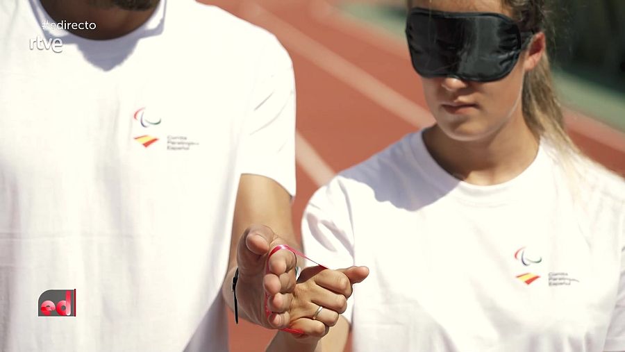 La paratleta Lía Beel nos enseña cómo se guía dentro de la pista