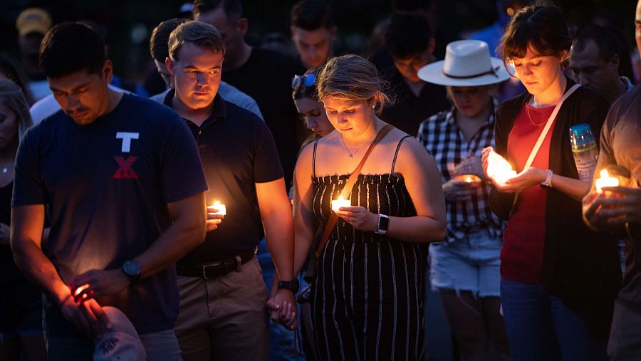 Acto ante el monumento memorial al cuerpo de marines de EE.UU. en Arlington, Virginia, en memoria de los 13 militares estadounidenses que murieron en el atentado en el aeropuerto de Kabul