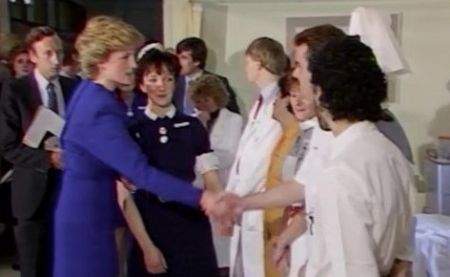 Lady Di dando la mano a un enfermo con sida