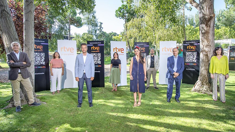 Presentadores y directora de informativos de RNE