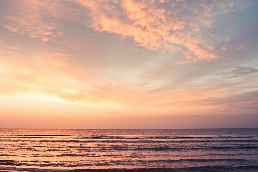 Atardecer en el mar, ¿cómo cambia de color el cielo?