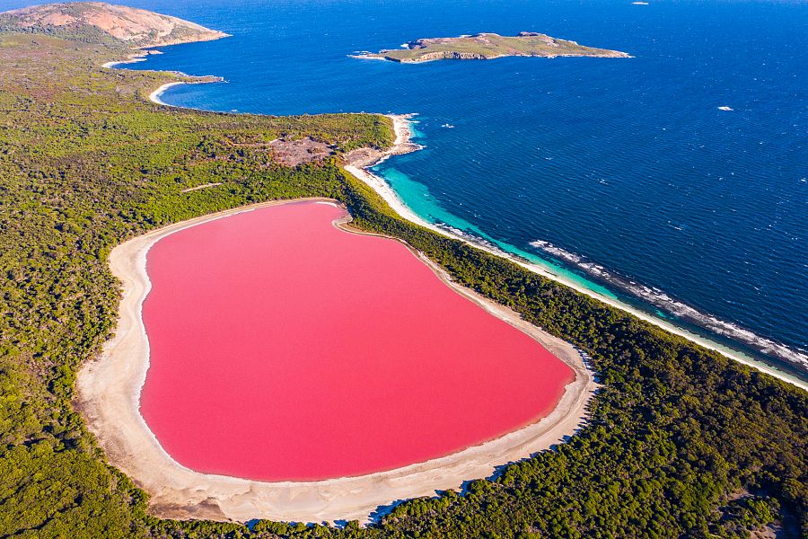 Isla en Oceanía con lago rosa