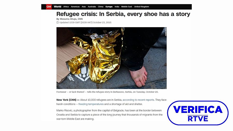 Serie fotográfica de los inmigrandes descalzos en Serbia, 2015. Autor: Marko Risovic (CNN). Con sello VerificaRTVE en azul.