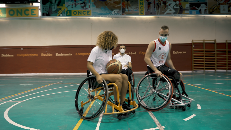 Queen Mary jugando a baloncesto con Juan y Josema