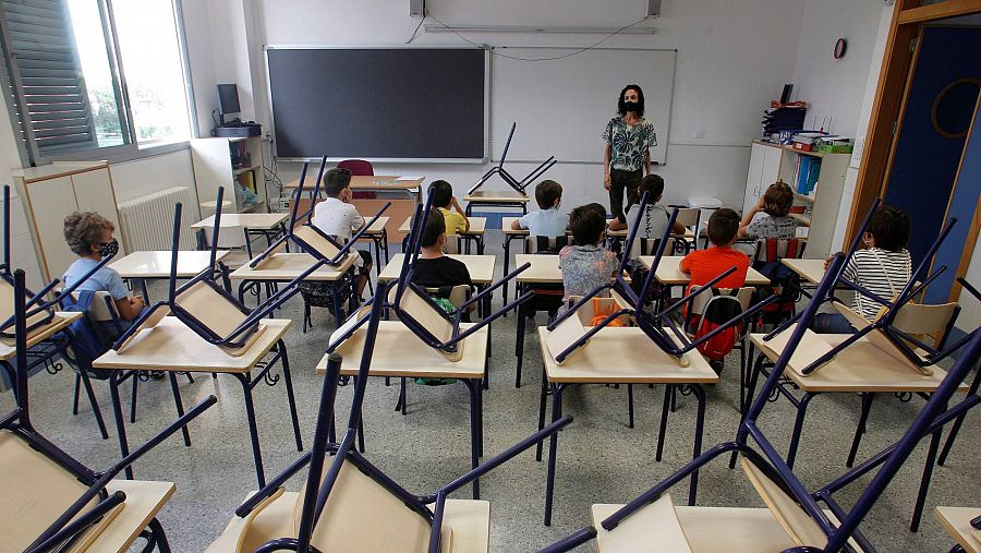 Ventilación natural en un aula de una clase con la ventana y la puerta abierta el curso pasado en Alicante
