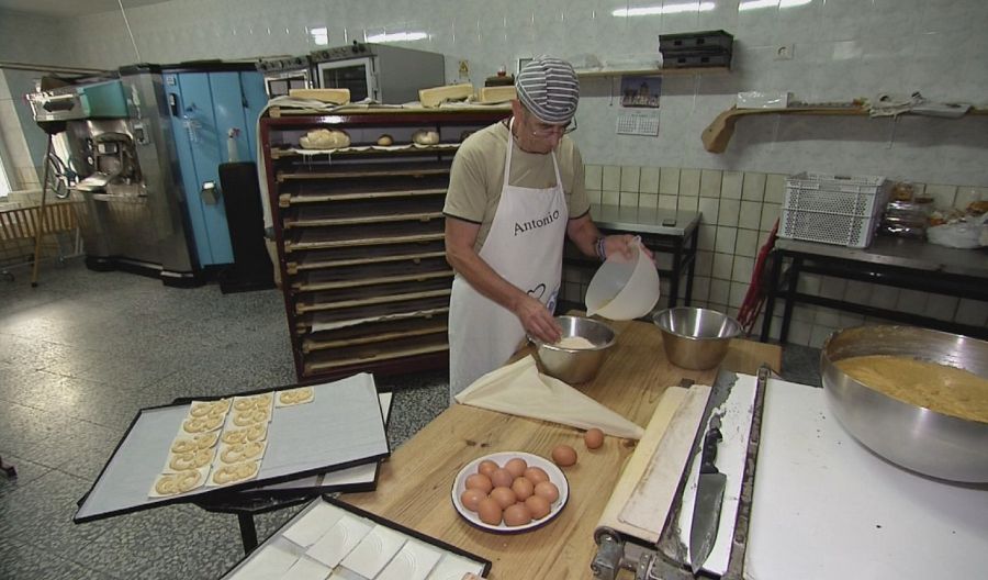 Antonio Sánchez elaborando el mazapán de Ceclavín