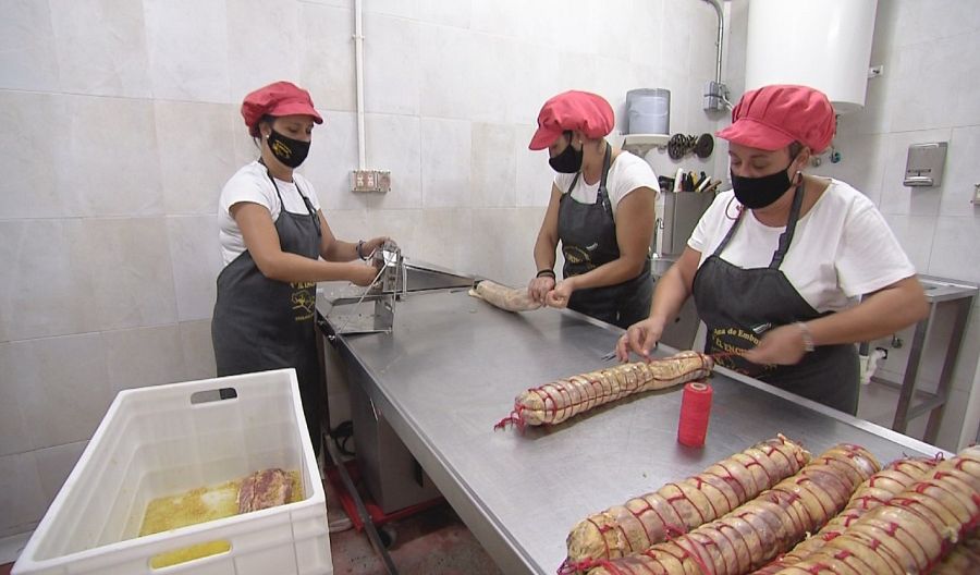 Las hermanas Amores Vinagre elaborando el 'lomo doblao'