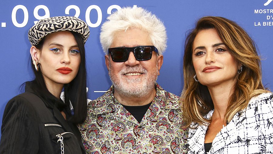 Milena Smit, Pedro Almodóvar y Penélope Cruz en la presentación de 'Madres paralelas' en Venecia