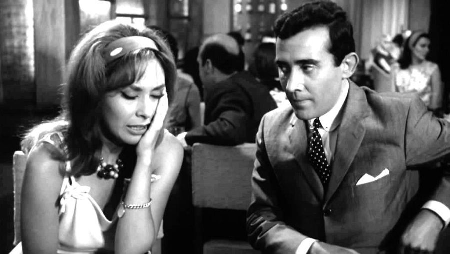 Fotograma de 'El mundo sigue' (1963), de Fernando Fernán Gómez