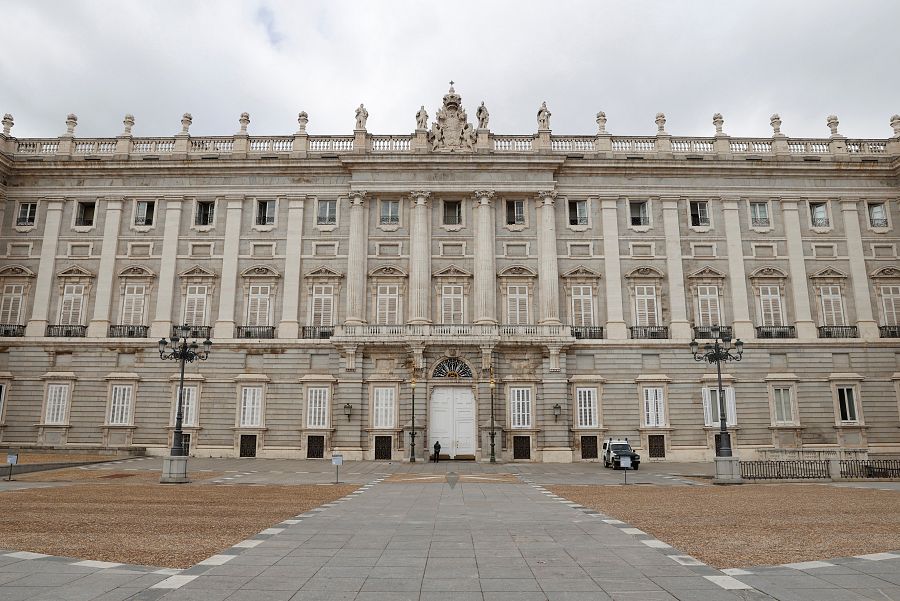 Diversos turistas pasean por las inmediaciones del Palacio Real de Madrid