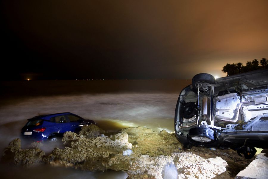 Dos coches llegan al mar tras las inundaciones en Sant Carles de Rápita, Tarragona