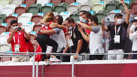 Raoua Tlili celebra su medalla de oro con el equipo de Túnez