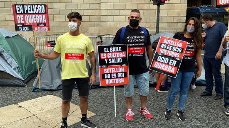 Empresaris de l'oci nocturn acampen a la plaça Sant Jaume de Barcelona