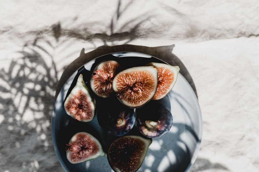 Plato de higos morados