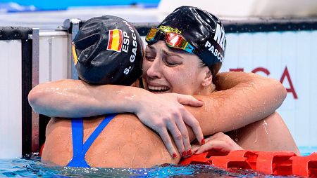 Sarai Gascón y Sophie Pascoe se funden en un abrazo