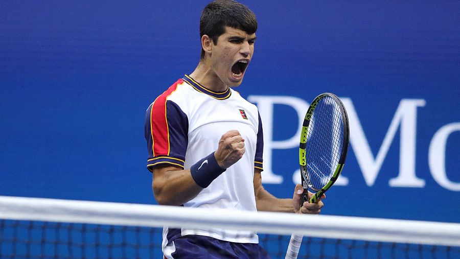 Carlos Alcaraz celebra uno de los puntos del partido