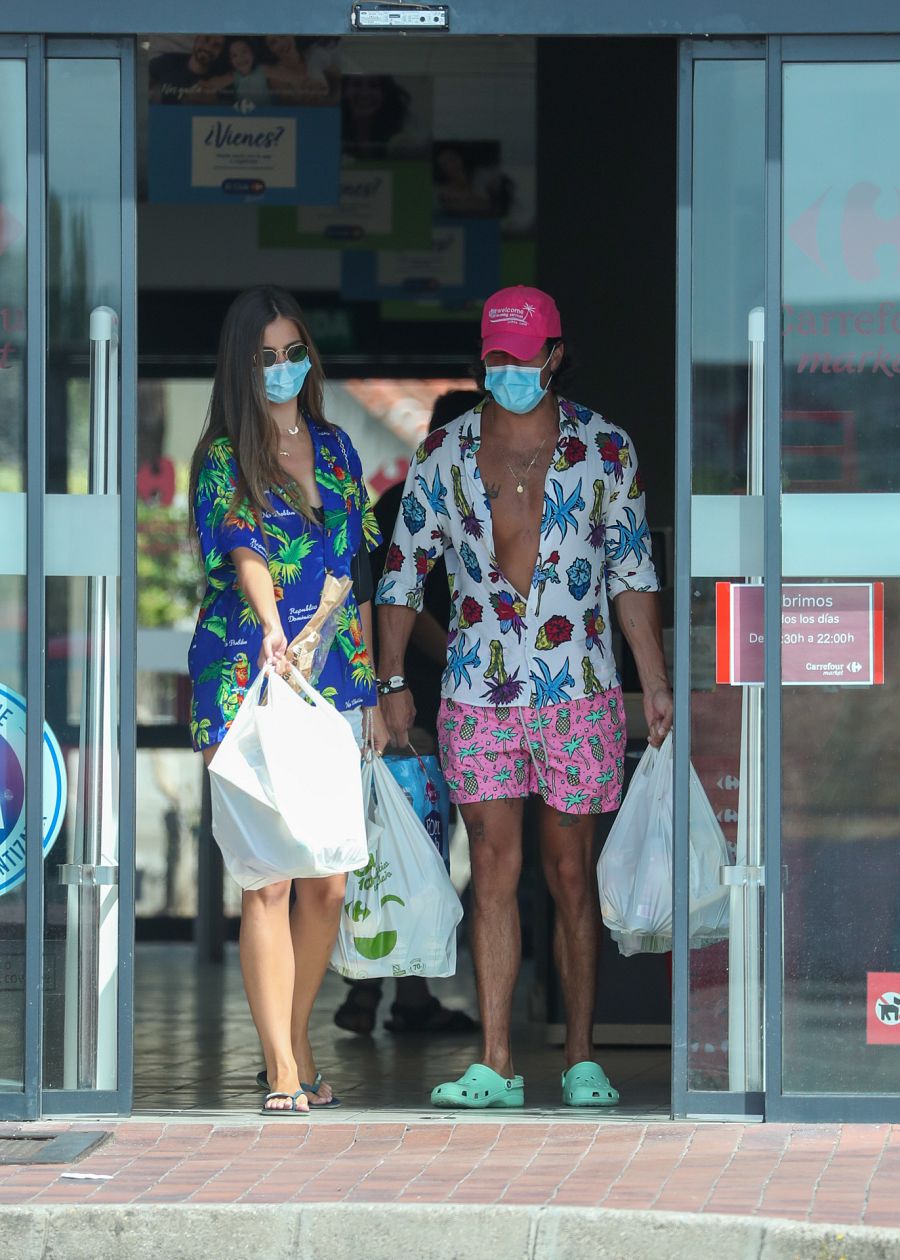 Mario Casas y Desirée Cordero hacen la compra en el súper