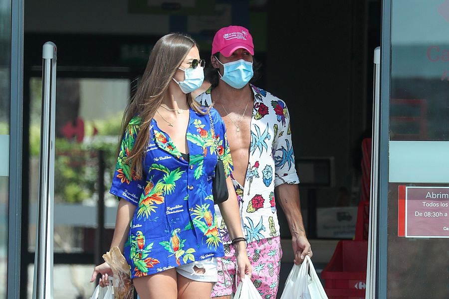 Mario Casas y Desirée Cordero lucen camisas hawaianas