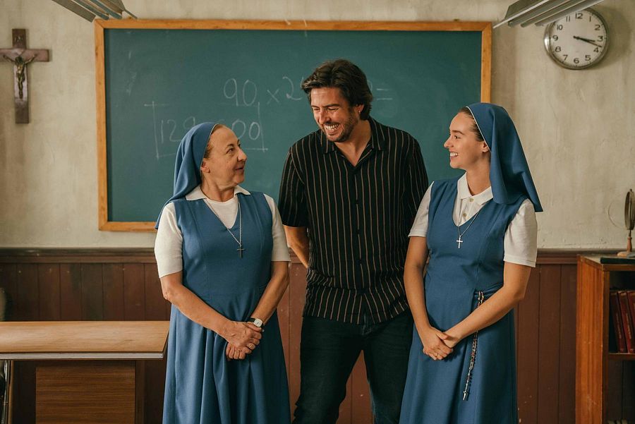 Carmen Machi, Roberto Bueso y Paula Usero durante el rodaje de 'Llenos de gracia' (2021)