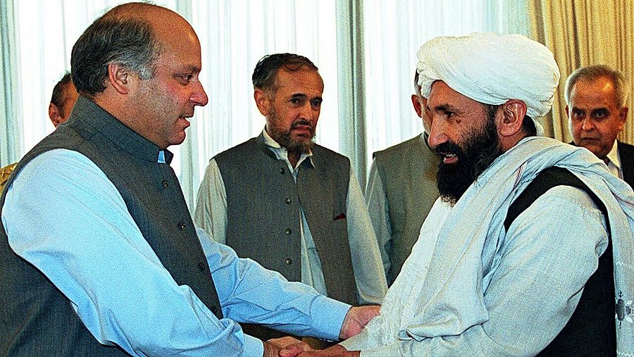 Archivo (agosto 1999): el entonces ministro de Exteriores de Afganistán, Mulá Mohammad Hasán Akhund (derecha) saluda al primer ministro de Pakistán, Nawaz Sharif. Foto: SAEED KHAN / AFP