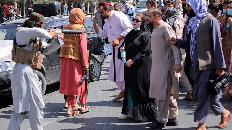 Un miliciano talibán encañona a los manifestantes que protestan contra Pakistán cerca de su embajada en Kabul. REUTERS/Colaborador