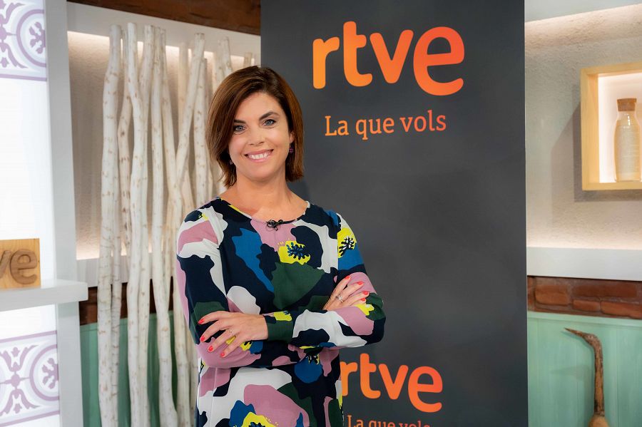 Samanta Villar al plató del Cafè d'idees i logo de RTVE La que vols