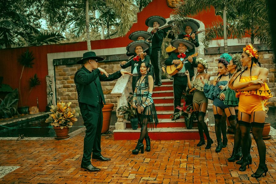 Beatriz Luengo y Darell en el videoclip de 'Un chanteíto pa' tu ex'