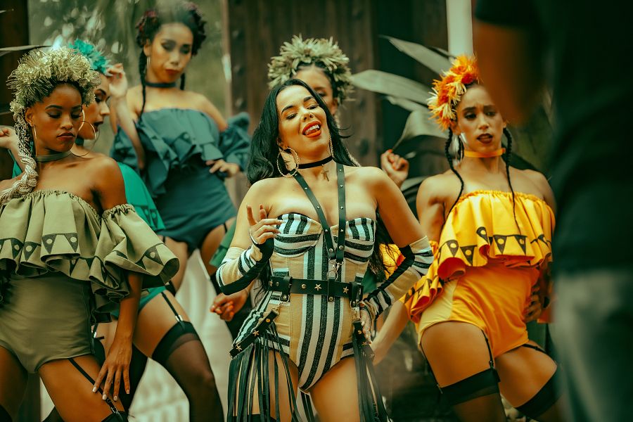 Beatriz Luengo con un bodi de rayas blancas y negras verticales