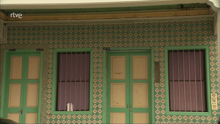 La fachada con azulejos de una shophouse en Singapur