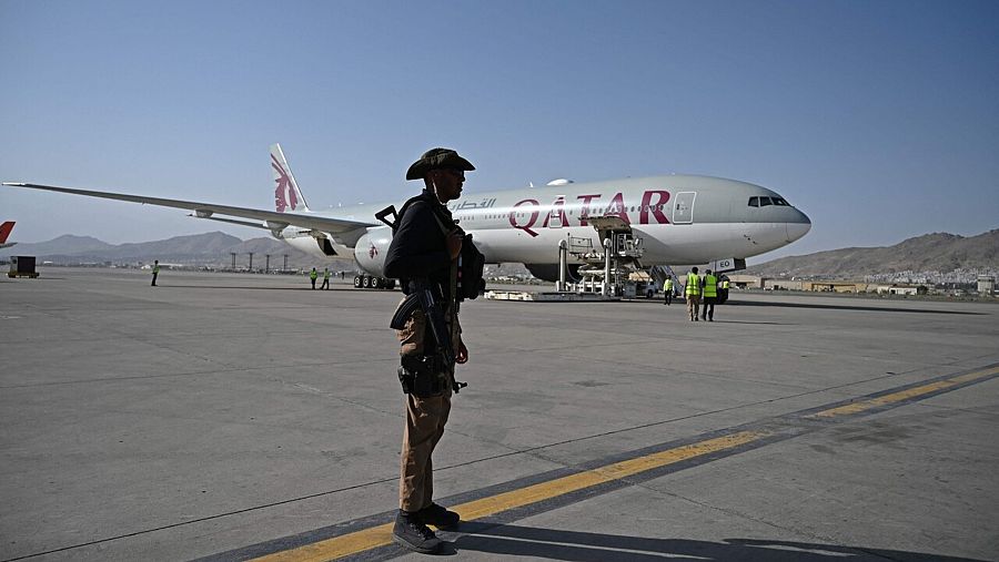 Un soldado catarí monta guardia junto a un avión de Qatar Airways en el aeropuerto de Kabul, este jueves 9 de septiembre. Wakil Kohsar / AFP