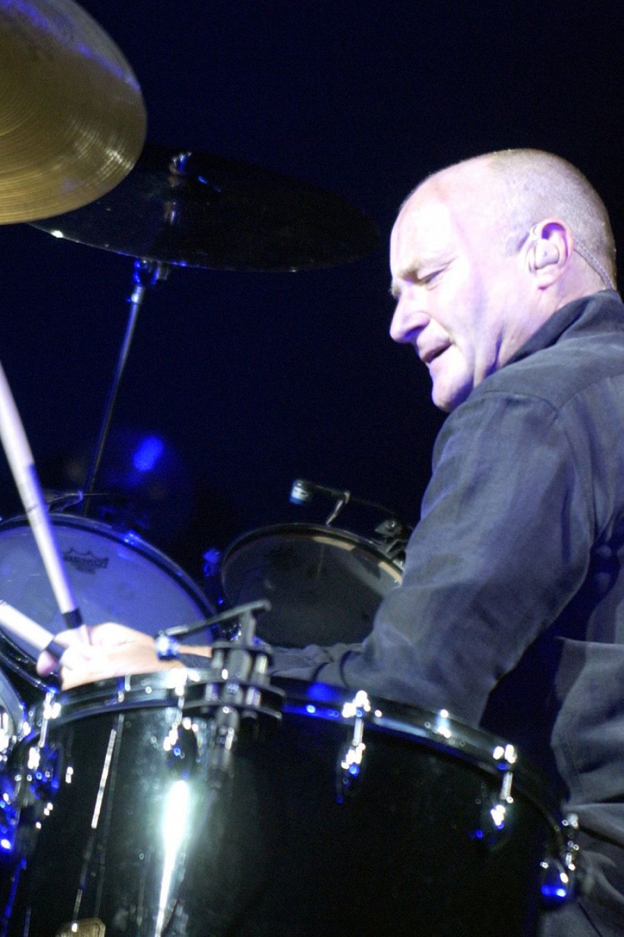 Phil Collins tocando la batería en uno de sus conciertos